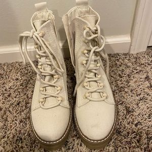 Size 6 universal thread cream painter boots